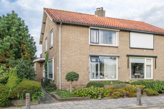 2-onder-1 kapwoning Dirksland Beatrixlaan 10 voorzijde