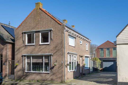 Vrijstaande woning Oude-Tonge Kerkring 42 voorzijde