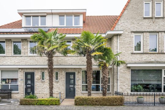 Tussenwoning Middelharnis Herman Heijermanssingel 100 voorzijde