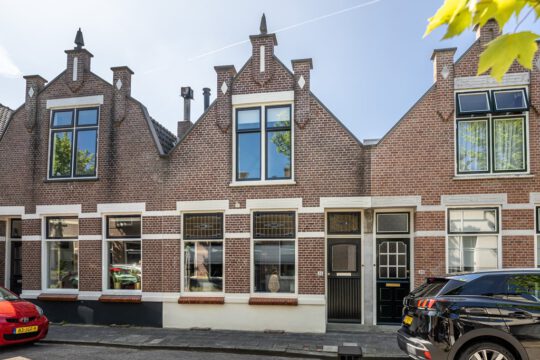 Tussenwoning Sommelsdijk Van Aerssenstraat 32 voorzijde