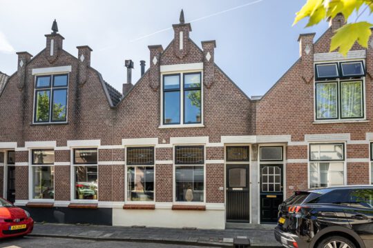 Tussenwoning Sommelsdijk Van Aerssenstraat 32 voorzijde