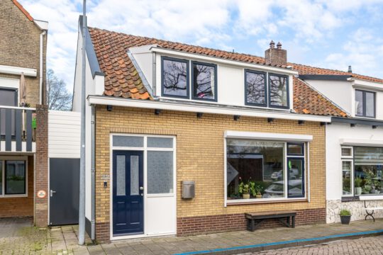 Hoekwoning in Dirksland Secretarieweg 22 voorzijde