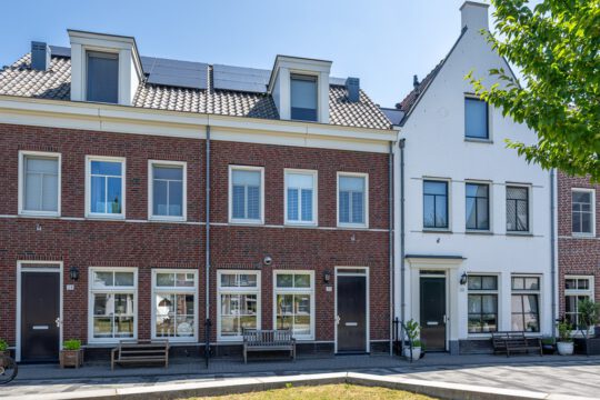 Tussenwoning Middelharnis Bergweg 22 voorzijde