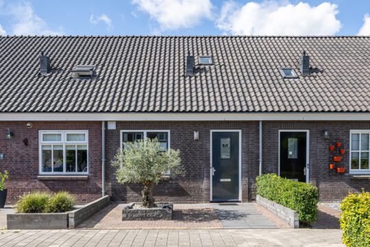 Tussenwoning Dirksland Beukenlaan 14 voorzijde
