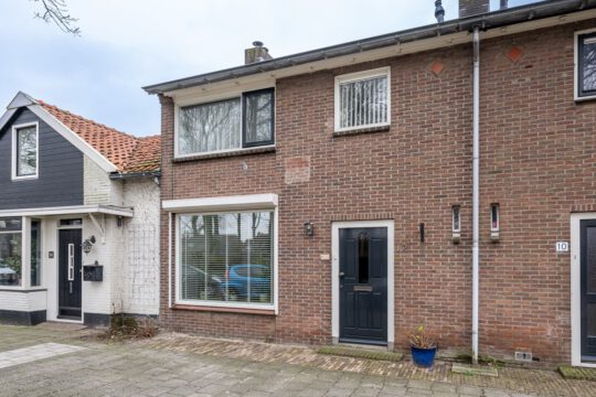 Tussenwoning Oude-Tonge Emmastraat 12 voorzijde