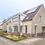 2-onder-1 kapwoning Dirksland Sweelinckstraat 10 oprit