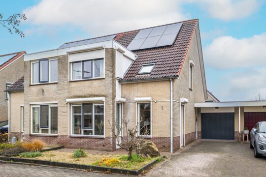 2-onder-1 kapwoning Dirksland Sweelinckstraat 10 voorzijde