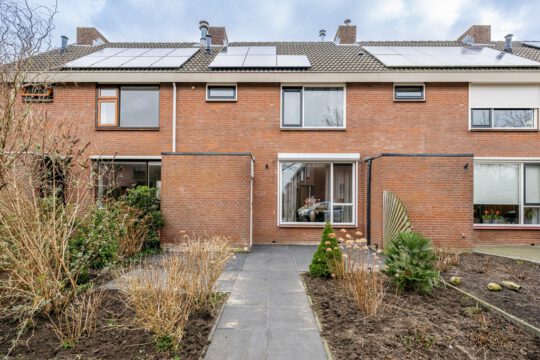 Tussenwoning Sommelsdijk Kluut 8 voorzijde