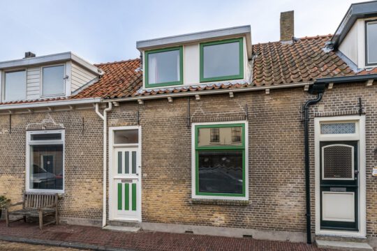 Tussenwoning Sommelsdijk Oostelijke Achterweg 40 voorzijde