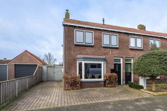 Hoekwoning Middelharnis Steneweg 68 voorzijde