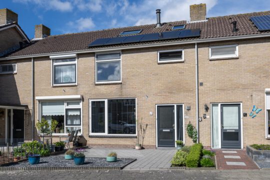 Tussenwoning Middelharnis Rembrandtlaan169 voorzijde