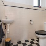 Vrijstaande woning Nieuwe-Tonge Klinkerlandseweg 4 toilet