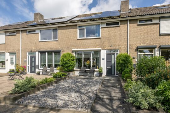 Tussenwoning Middelharnis Rottenburgseweg 200 voorzijde