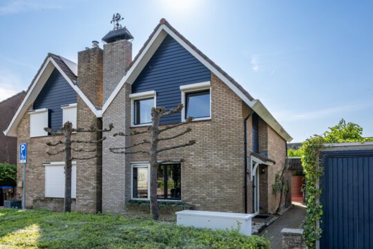 2-onder-1 kapwoning Oude-Tonge Venusstraat 12 Oude-Tonge voorzijde