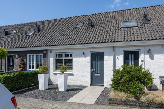 Tussenwoning Dirksland Beukenlaan 10 voorzijde