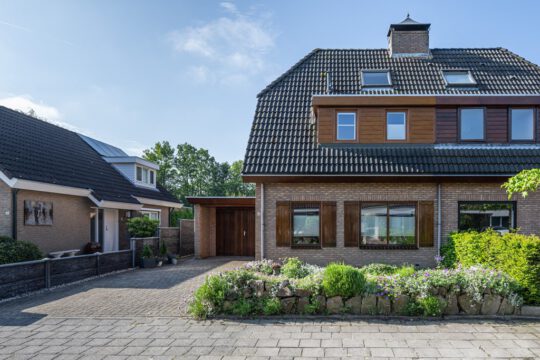 2-onder-1 kapwoning Sommelsdijk Klampenmeet 13 voorzijde