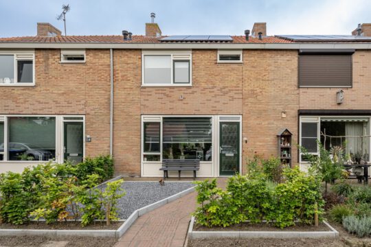 Tussenwoning Dirksland Maannezee 54 voorzijde