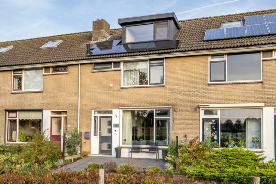 Tussenwoning Middelharnis Rottenburgseweg 182 voorzijde
