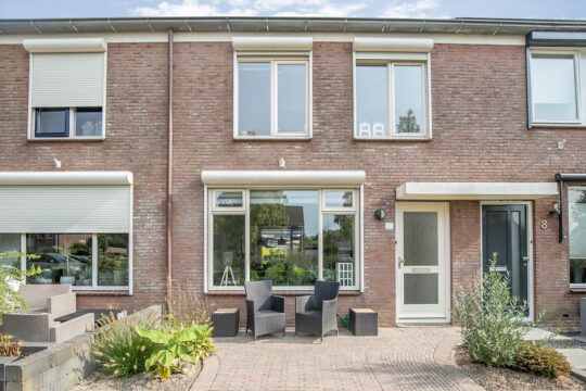 Tussenwoning Oude-Tonge Uranusweg 10 voorzijde
