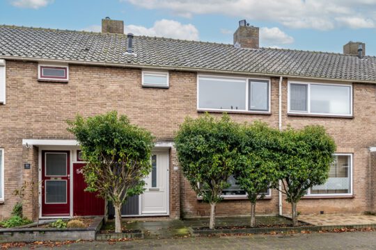 Tussenwoning Sommelsdijk Azaleastraat 52 voorzijde
