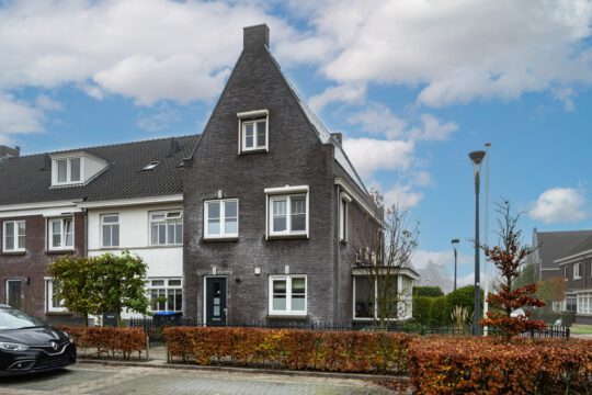 Hoekwoning Dirksland Beukenlaan 17 voorzijde