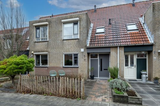 Tussenwoning Sommelsdijk Halsjuk 43 voorzijde