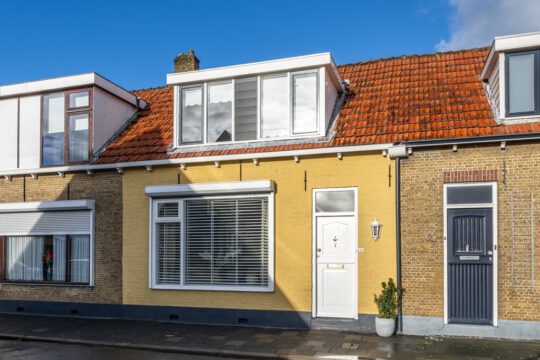 Tussenwoning Sommelsdijk Kreekstraat 25 voorzijde