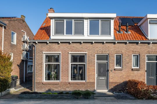 Hoekwoning Middelharnis Juliana van Stolberglaan 12 voorzijde