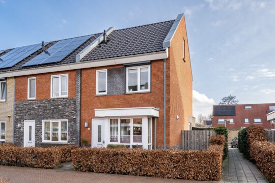 Hoekwoning Middelharnis Molenplein 18 voorzijde