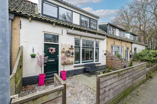 Tussenwoning Dirksland Tuinstraat 28 voorzijde