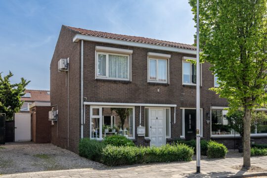 Hoekwoning Middelharnis Steneweg 51 voorzijde