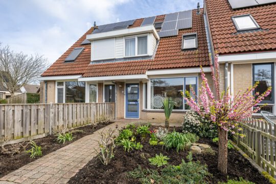 Rijtjeswoning Melissant Plataan 15 voorzijde