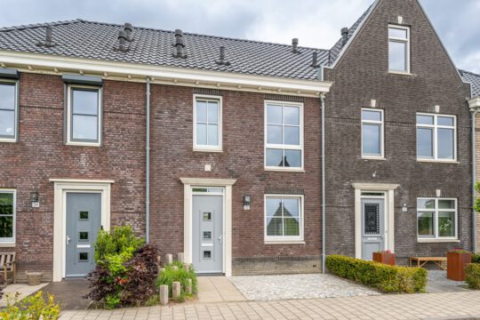 Tussenwoning Oude-Tonge Grondzeilerstraat 32 voorzijde